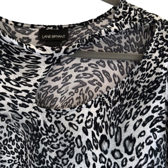Lane Bryant Animal Print Twisted Open Neckline Short Sleeve Top - Size 14/16. - Picture 2 of 4